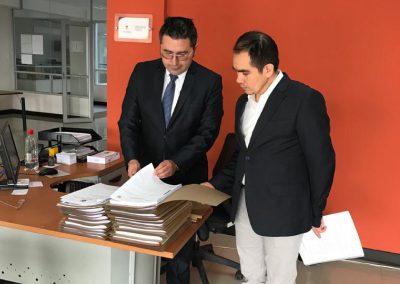 En la oficina de Tulcán, el defensor público penal, Leonardo Ruales, muestra al Defensor Público General, Dr. Ángel Torres Machuca, cómo se llevan las causas