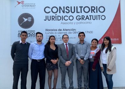 El Defensor Público General, Dr. Ángel Torres Machuca y estudiantes de Derecho de la Universidad Otavalo, quienes fortalecen su aprendizaje y brindan asesoría legal gratuita a ciudadanía otavaleña