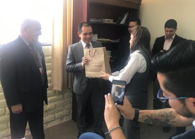 El Defensor Público General, Dr. Ángel Torres Machuca recibe un presente por parte de la autoridades de la Universidad Otavalo