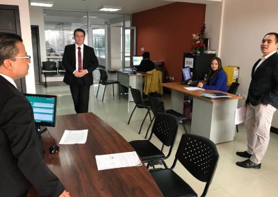 El Defensor Público General, Dr. Ángel Torres Machuca, en las oficinas de la Institución en Tulcán, recorre las instalaciones en compañía del defensor público provincial del Carchi, Edison Aldaz
