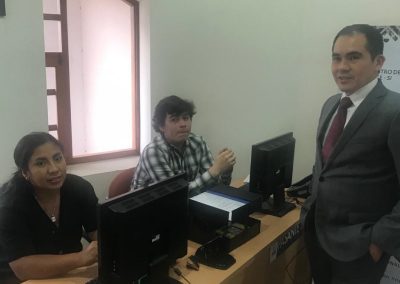 El Defensor Público General, Dr. Ángel Torres Machuca, dialoga con los estudiantes que atienden el CJG de la PUCE, sede Ibarra