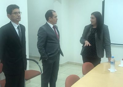 El Defensor Público General, Dr. Ángel Torres Machuca, dialoga con María Dolores Espinoza, directora del CJG de la PUCE, sede Ibarra