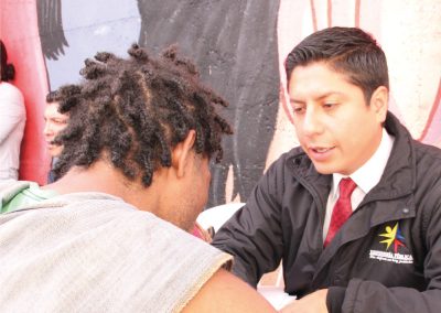 Luis Mendoza, jefe departamental Administrativo Penal, atendió a los interesados, en el patio central