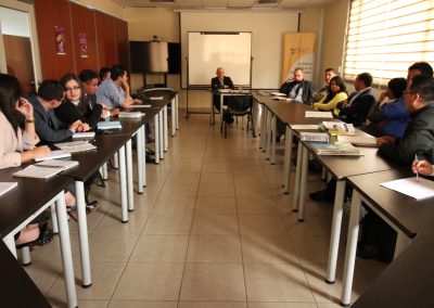 Defensores públicos del área de víctimas durante el taller