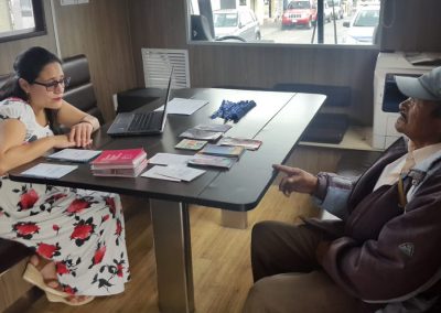 En la Defensoría Móvil, la asistente legal, Thaina Dueñas, entregó asesoría legal a los usuarios de la parroquia la Merced de Quito