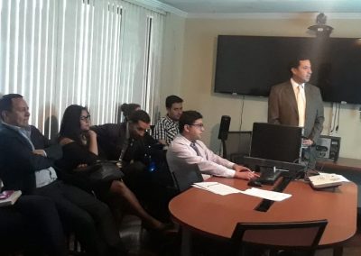 Defensores públicos escucharon al juez de la Unidad Judicial de Violencia en la capital azuaya