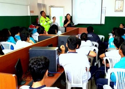 Estudiantes de la Unidad Educativa Vida Nueva durante una charla de la Defensoría Pública