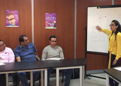 La experta en criminología, María del Mar Gallegos, lideró la capacitación del sábado 17 de noviembre, en el edificio matriz