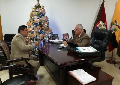 El defensor público provincial de Santo Domingo de los Tsáchilas, Mauricio Sotalín, durante la reunión con el Alcalde de Santo Domingo