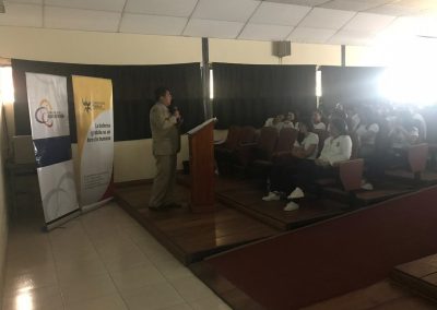 Estudiantes, docentes y padres de familia del Colegio Julio Moreno Espinosa, durante la charla sobre violencia de género y delitos sexuales