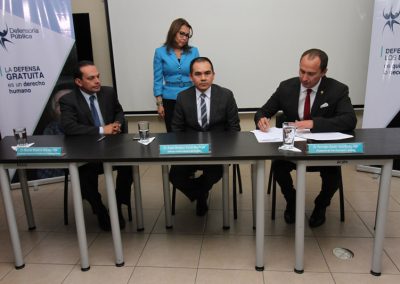 El representante del Foro Sociedad y Justicia, Remigio Sacoto, durante la firma del convenio marco de cooperación con la Defensoría Pública