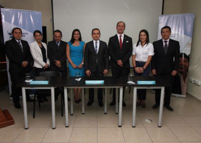 El Defensor Público, Dr. Ángel Torres Machuca; y el representante del Foro Sociedad y Justicia, Remigio Sacoto; junto a defensores públicos