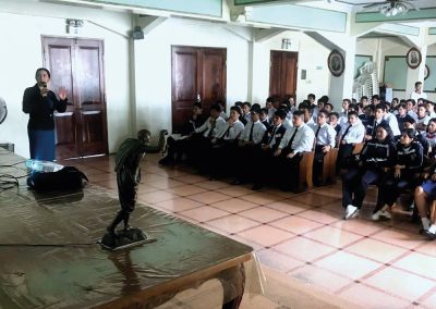Diana Mantilla, defensora pública, da a conocer a los estudiantes sobre los servicios de brinda la Defensoría Pública