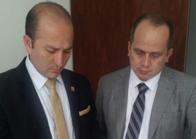 El Defensor Público Regional del Austro, Juan Carlos Solano y el defensor provincial de Pastaza, Luis Álvarez, revisan el archivo de la Institución