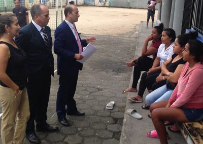 El Defensor Público Regional del Austro, Juan Carlos Solano, dialoga con las personas privadas de la libertad del CDP del Puyo