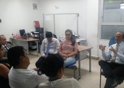 El Defensor Público Regional del Austro, Juan Carlos Solano;y el defensor público provincial de Pastaza, Luis Álvarez, durante la reunión con funcionarios