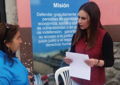Patricia Ávila, defensora pública provincial, atendió a los ciudadanos en el mercado de Cuenca