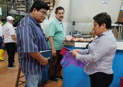 En el mercado de Santa Elena se realiza una difusión de servicios