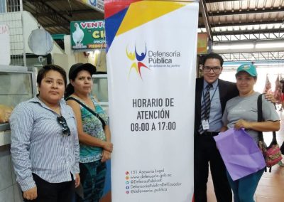 El equipo defensorial durante la difusión de servicios en Santa Elena