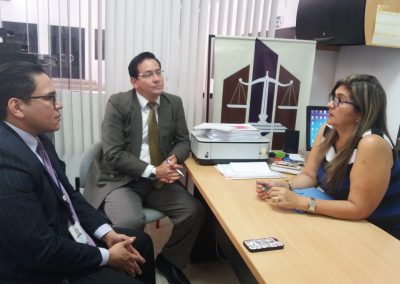 El defensor público provincial, José Ramírez, visita el consultorio jurídico gratuito de la Universidad Estatal Península de Santa Elena