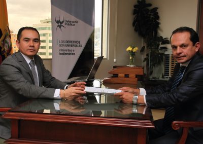 El Dr. Ángel Torres Machuca, Defensor Público General, junto con el Dr. Ricardo Morales, Coordinador Nacional de Gestión de la Defensa Pública, durante la reunión sobre el plan de mejoramiento de la infraestructura de la Defensoría Pública.