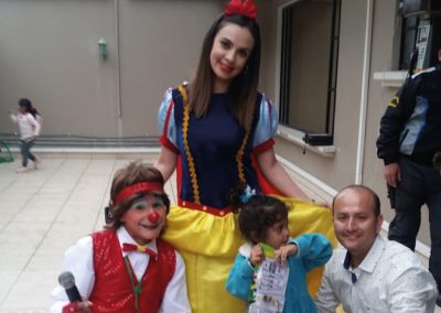 La defensora pública provincial, Diana Ávila; y el defensor público regional del Austro, Juan Carlos Solano, compartieron momentos alegres con los niños y niñas