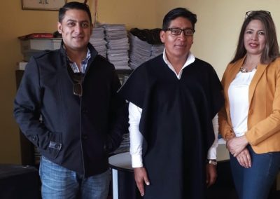 Ángel Jarrín, defensor público provincial de Tungurahua; y Gladys Chimborazo, defensora pública; con el presidente de la comunidad Salasaca
