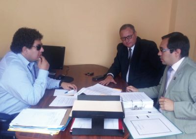 El defensor provincial, Mauricio Avilés, junto al decano de la Facultad de Jurisprudencia de la Universidad Estatal de Bolívar, Ángel Naranjo