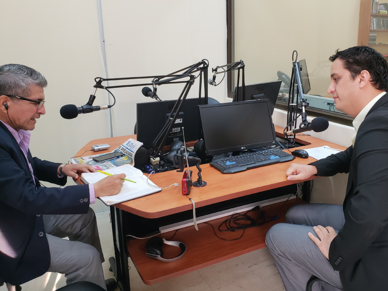 Manabí: se realizó la difusión de servicios durante una entrevista en un medio de comunicación