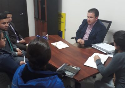 El defensor público provincial del Carchi, Edison Aldaz durante la reunión con representantes de ACNUR