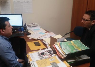 El defensor público del Azuay, Sergio Sinche, durante la reunión con el Procurador Síndico del GAD Municipal de Ponce Enríquez