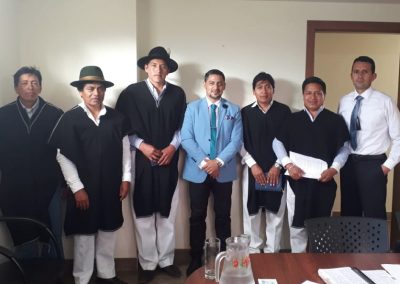 El defensor público provincial de Tungurahua, Ángel Jarrín, con representantes de la comunidad Salasaca
