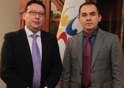 Sergio Sinche Mora, defensor público provincial del Azuay, junto al Dr. Ángel Torres Machuca, Defensor Público General, en su despacho