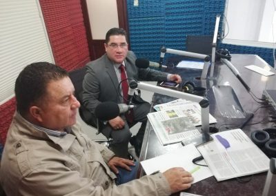 El defensor público provincial de Chimborazo, Freddy Garzón, asiste a una entrevista en Radio Fantástica