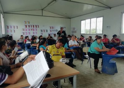 Docentes reciben de la mano del Defensor Público material informativo