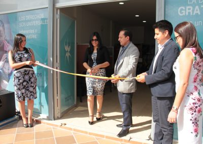 El Defensor Público General, subrogante, Dr. Ricardo Morales y la defensora pública de Tumbaco, Lilia Vega, cortan la cinta de apertura de la nueva oficina en Tumbaco
