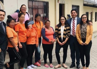 Anahí Briceño, defensora pública provincial de Pichincha y Andrea Guerrero, Subdirectora de Patrocinio Penal, durante el recorrido por la "Casa de confianza"