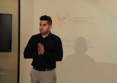 Juan Rivadeneira, consultor en Movilidad Humana de la Defensoría Pública, durante la jornada de capacitación