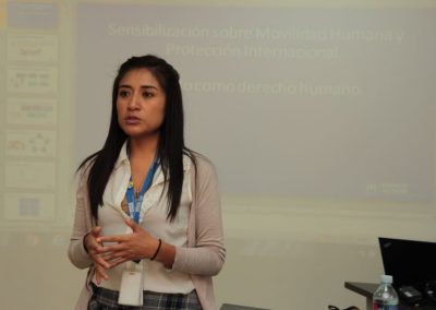 La representante del ACNUR, Verónica Chapaca, expone sobre Movilidad Humana y Refugio