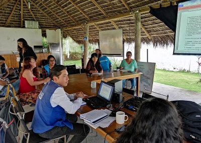 Edilma Borja Paredes, defensora pública provincial de Sucumbíos y Jean Jaramillo, consultor especialista en movilidad humana, durante la Mesa de Movilidad Humana