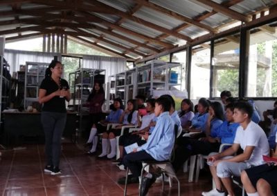 Alumnos y docentes de la Unidad Educativa Canelos durante la capacitación sobre los Derechos de la Mujer
