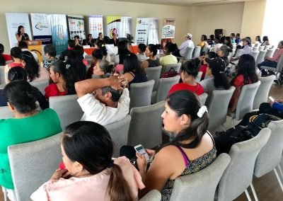 Usuarias y representantes de organizaciones sociales participan en el conversatorio por el Día Internacional de la Mujer