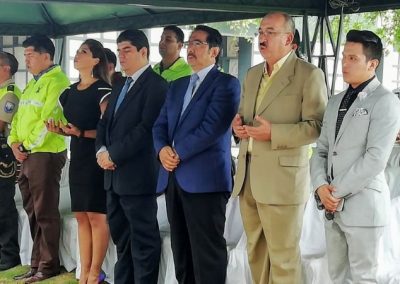 Autoridades del sector justicia durante la inhumación de cadáveres y restos humanos desconocidos