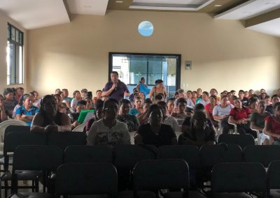 Padres de familia de la Unidad Educativa Monseñor Maximiliano Spiller participan del taller de violencia intrafamiliar