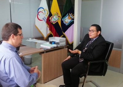El Defensor Público provincial de Santa Elena, José Ramírez, en una reunión de trabajo en la Judicatura