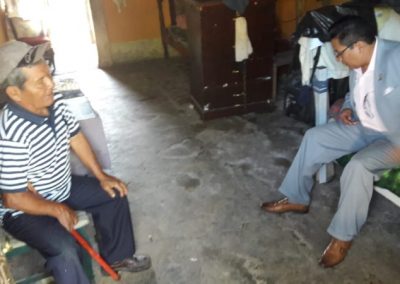 El defensor público provincial de Santo Domingo de los Tsáchilas, Mauricio Sotalín, visitó al adulto mayor, Joaquín Chango, quien vive en extrema pobreza