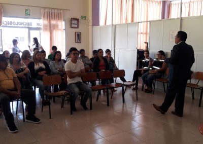 Docentes y personal administrativo de la Unidad Educativa "9 de Octubre” durante la charla sobre Violencia Intrafamiliar