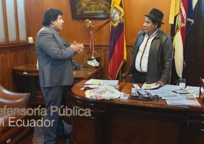El defensor público provincial de Bolívar, Mauricio Avilés, durante la reunión con la secretaria del CONAGOPARE