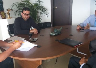 Carlos Espinosa, Defensor Público provincial de Imbabura y Oscar Narváez, alcalde del cantón Pimampiro durante la firma de renovación del convenio