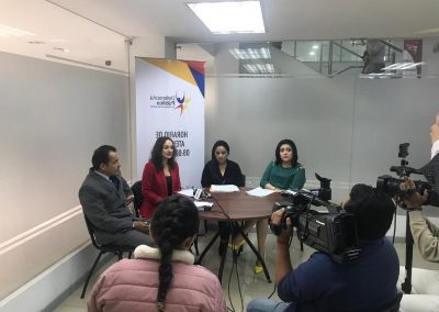La Defensora Pública Provincial de Loja Dra. María Cristina Meneses, en rueda de prensa conjunta con coordinadores de los Consultorios Jurídicos Gratuitos